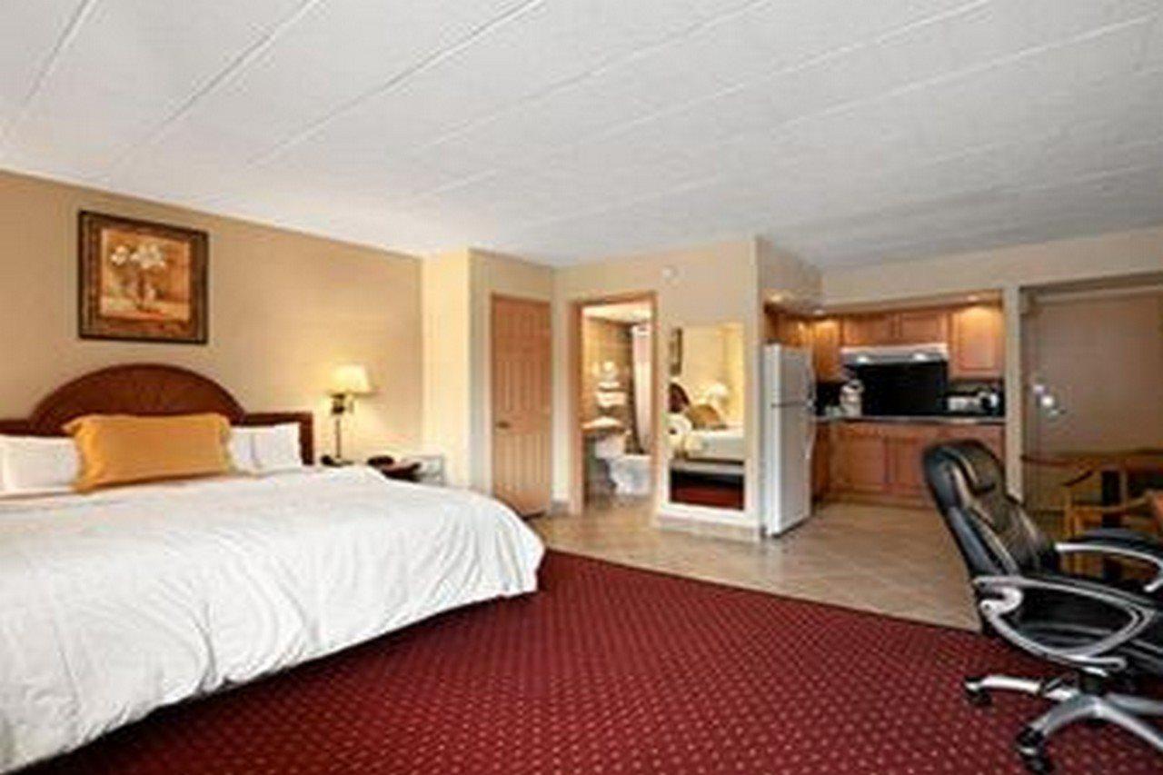 Days Inn By Wyndham Butler Conference Center 外观 照片
